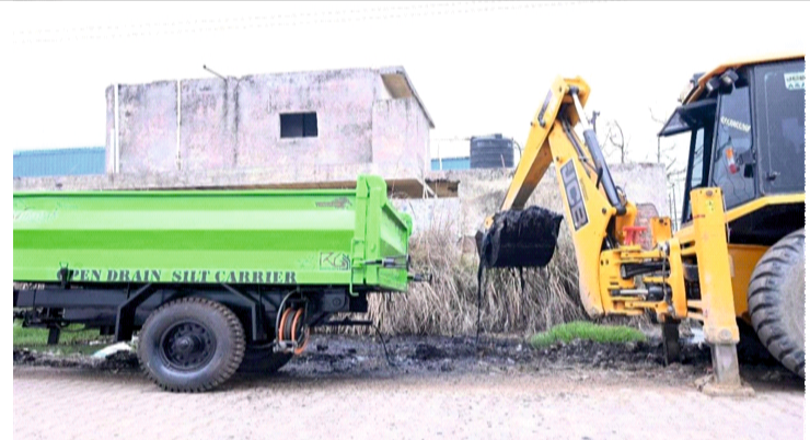 Drain sludge dumped on roadside in Indian city